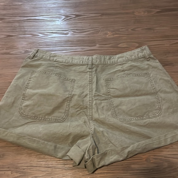 WOMENS RISE SHORTS ARMY GREEN SZ 14 NWOT - Picture 3 of 5
